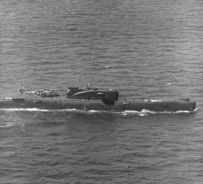 Lynx-helikopter overvåger sovjetisk ubåd